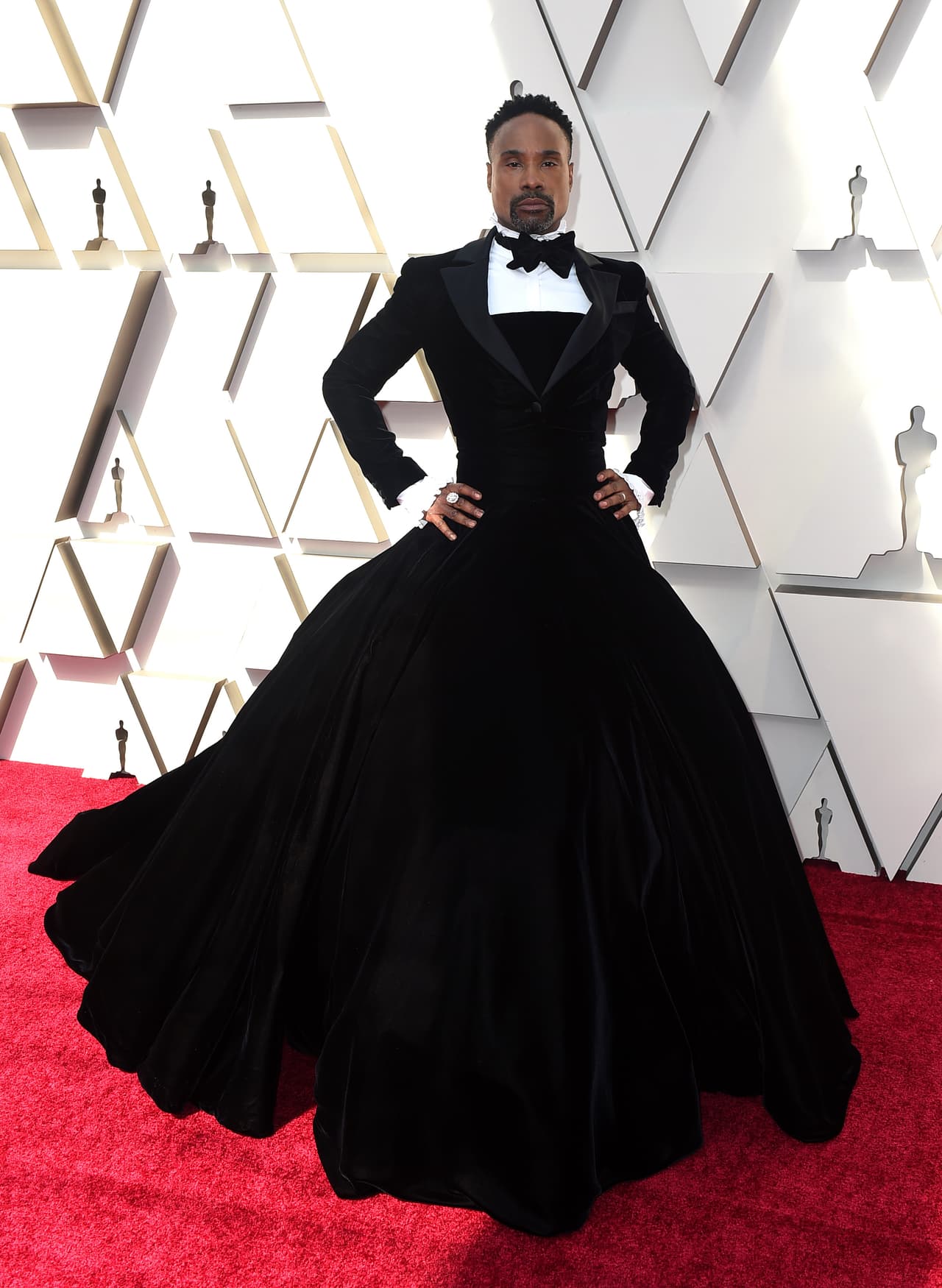 Impactante fue el diseño de Christian Siriano que llevó Billy Porter en la Alfombra Roja.