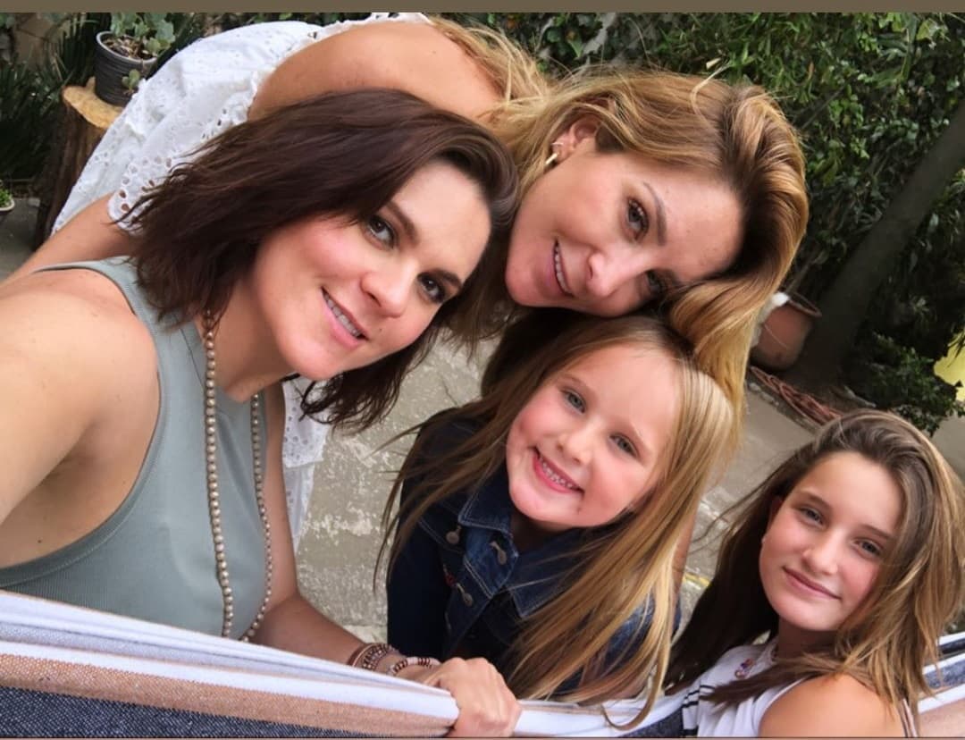 Hace tan solo unos días, su amiga y colega del medio, Geraldine Bazán, visitó a Zoraida en su casa acompañada de sus dos hijas, Elisa Marie y Alexa Miranda. Las pequeñas de 11 y 6 años se divirtieron pintando sobre el vientre de la futura mamá y diseñaron la palabra "Life" (vida) en color blanco, así como el símbolo "Om" en morado, que en la cultura hindú representa unidad con un Dios supremo y la combinación del mundo físico con el espiritual.