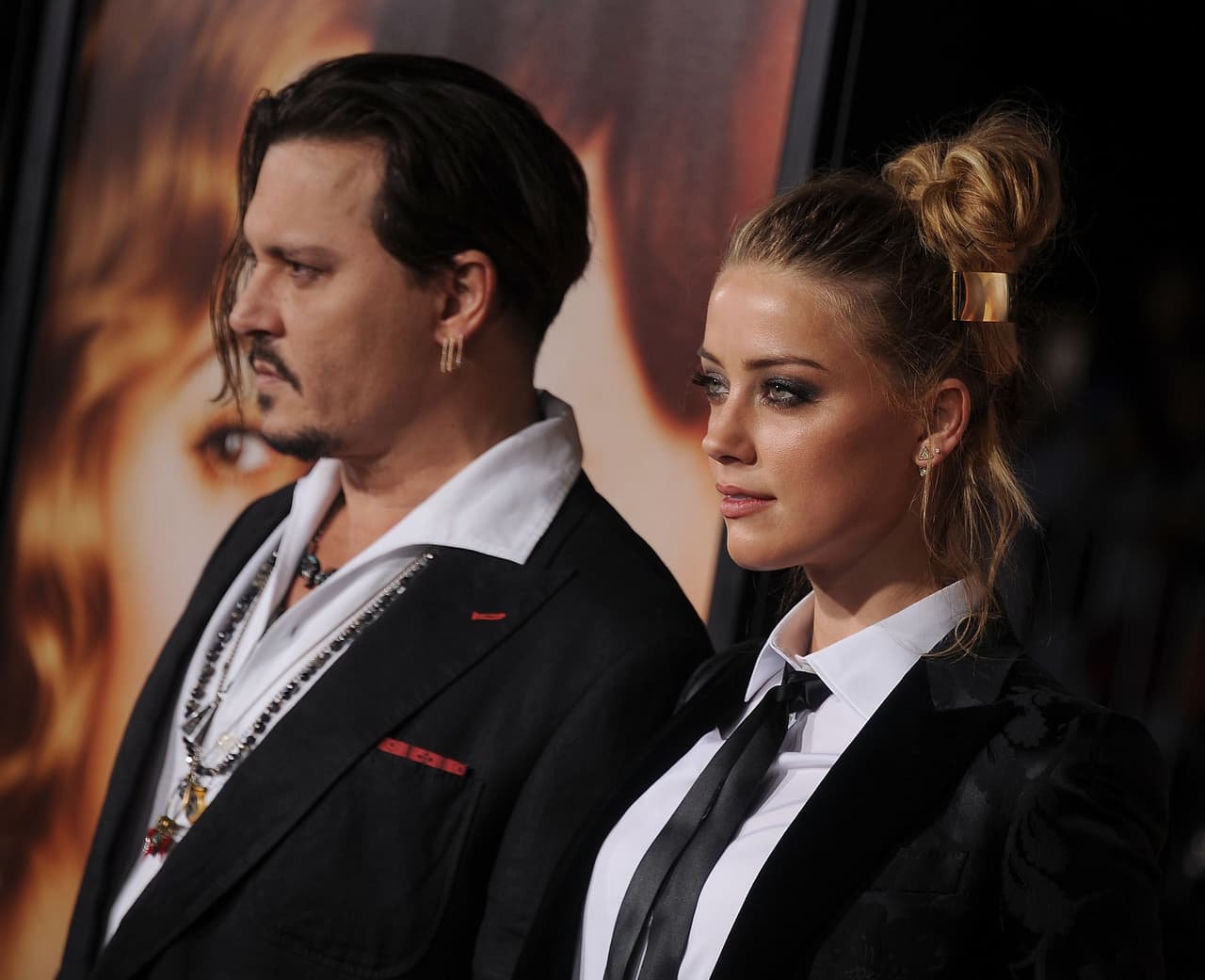 La batalla de acusaciones inició cuando ella declaró: “él me cacheteó y me arrastró por varios lugares de la casa”. Amber puso una orden de alejamiento contra Depp por presunta violencia doméstica mientras le cedían muchos espacios en los medios para denunciar su situación. Depp negó todo y declaró que quien lo golpeó durante toda la relación fue ella.