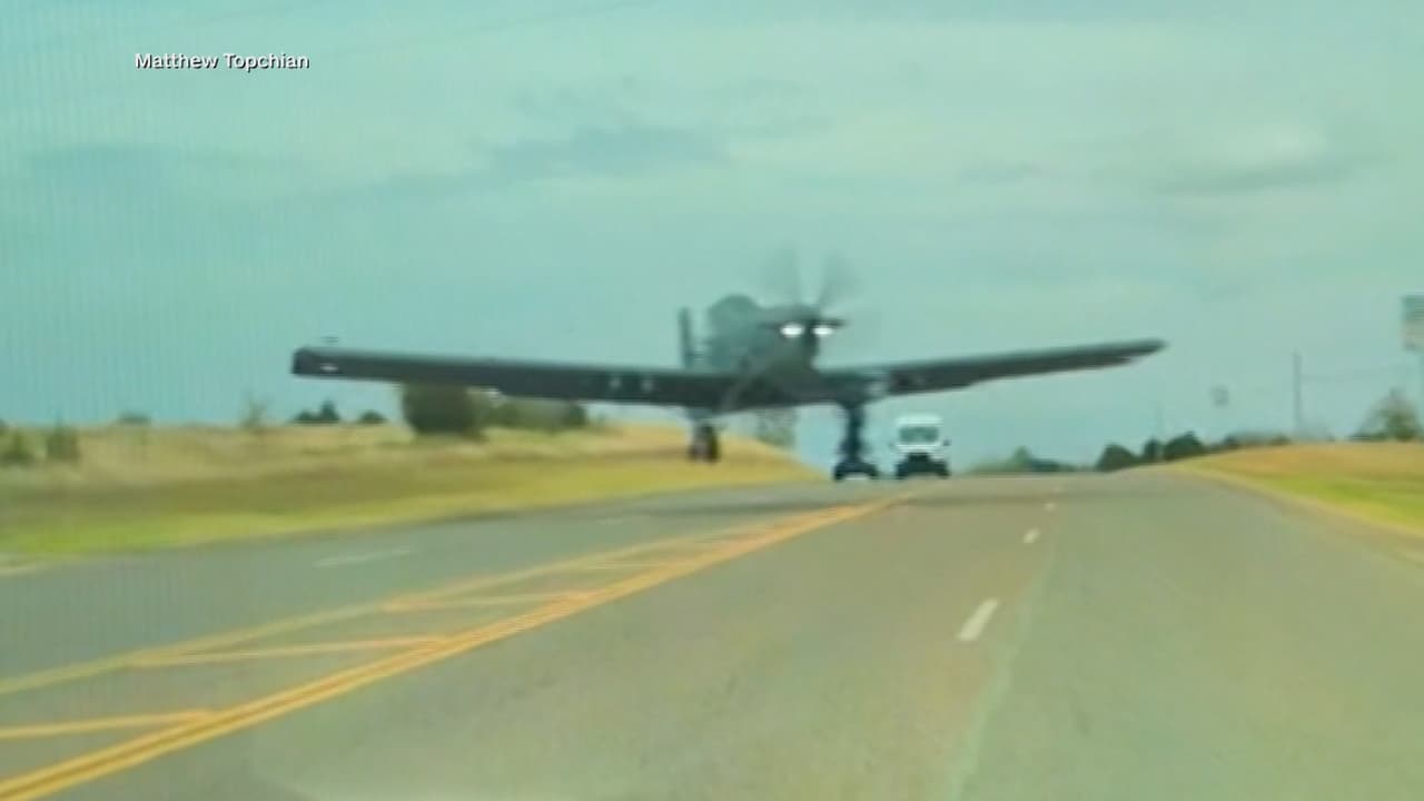 Cámara capta un avión militar cayendo frente a un coche Tesla en plena carretera