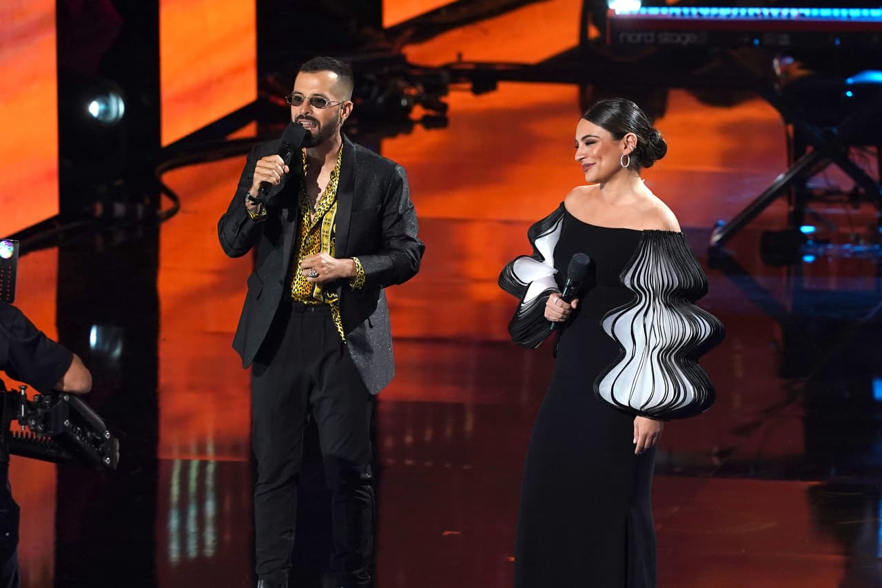 El segundo de los looks que Contreras lució durante la gala de premiación fue, sin duda, uno de los favoritos del público y es que se trató de un interesante vestido negro, con escote recto y un divertido efecto 3D en las mangas.