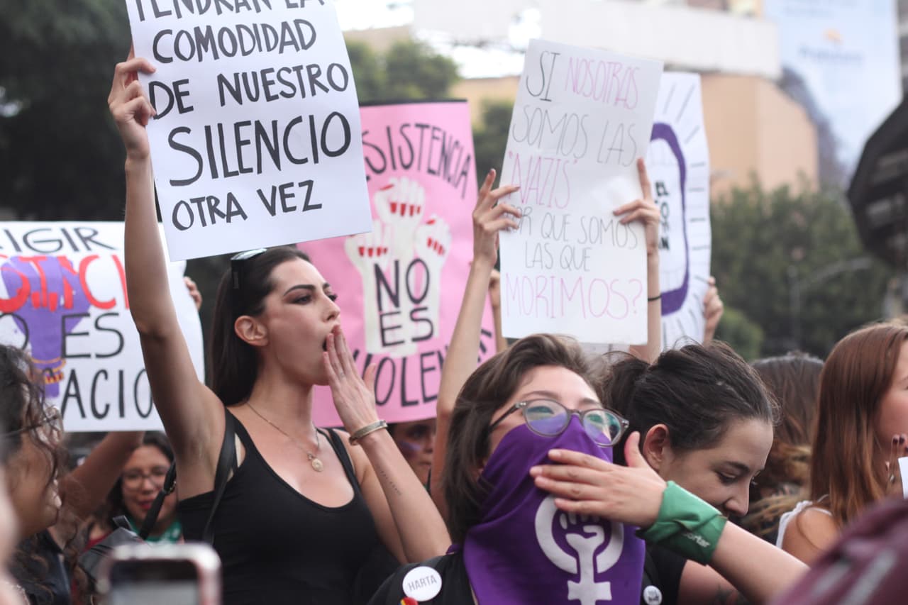 Alrededor de las 20:00 horas la mitad de la gente comenzó dispersarse, cuando líderes radicales de la manifestación comenzaron a quebrar los vidrios de la estación Caminero en la línea 1 del metrobús.