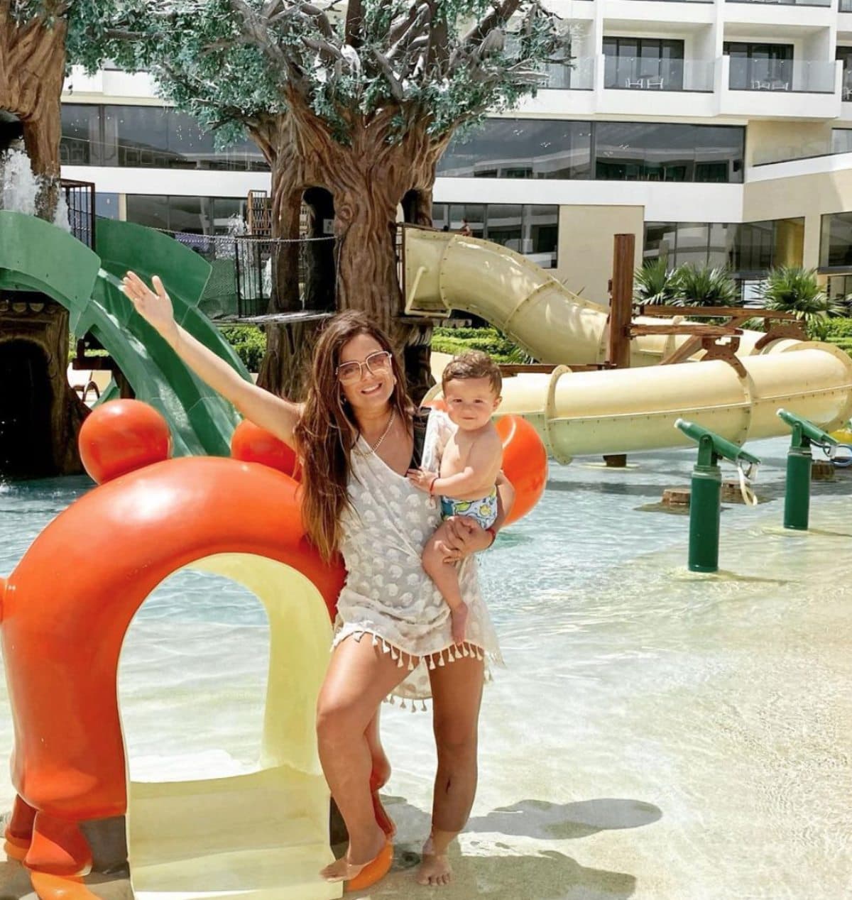 Mariana Echeverría presume sus vacaciones en la playa con Lucca