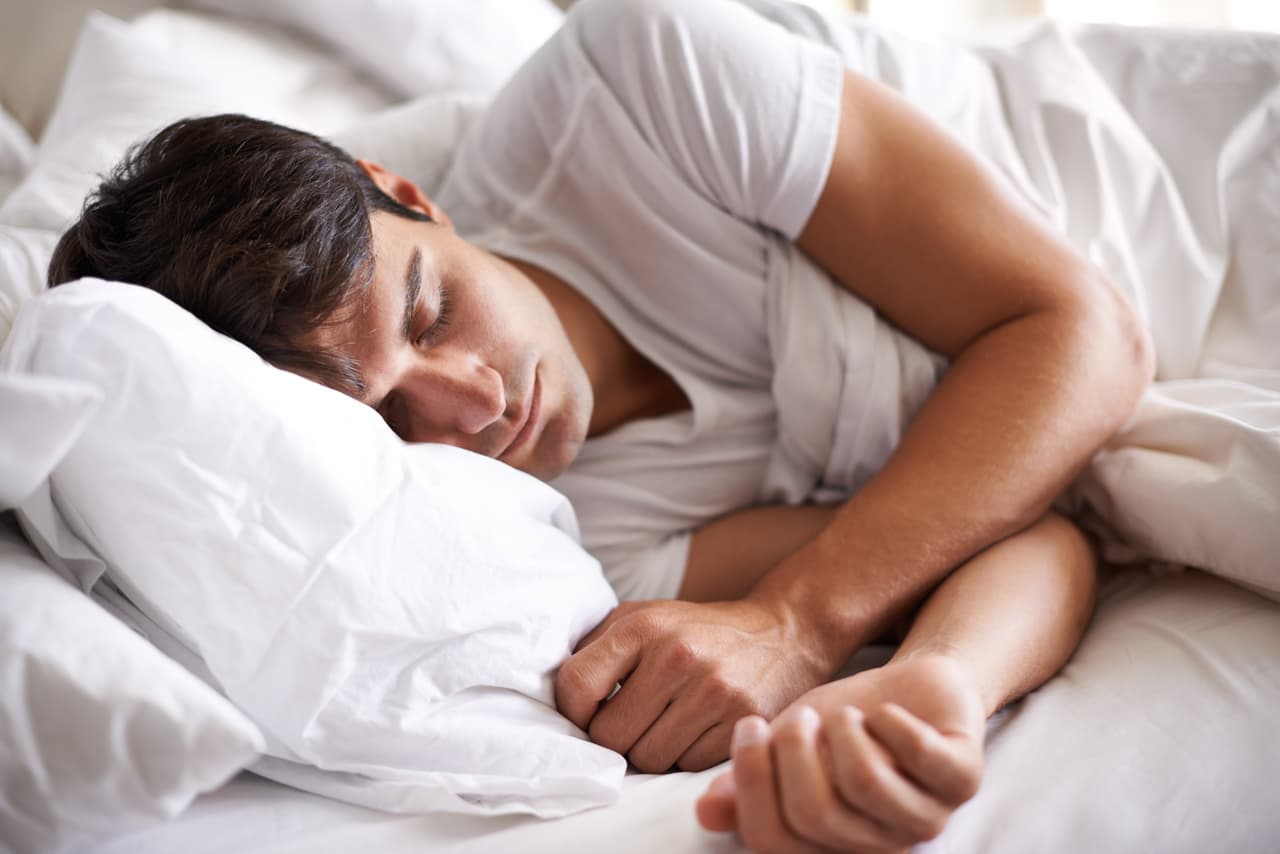 Dormir de lado. Descansar de esta manera eliminará los ronquidos. Dormir boca arriba ocasiona que la lengua obstruya el paso del aire.