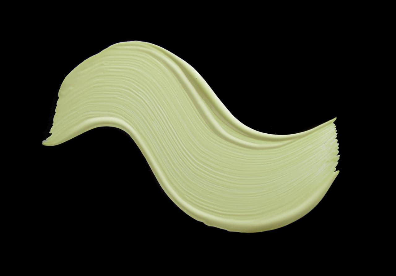 Verde. Disimula cualquier tipo de imperfección en tono rojizo. Sirve para neutralizar brotes y marcas de acné, así como quemaduras solares.