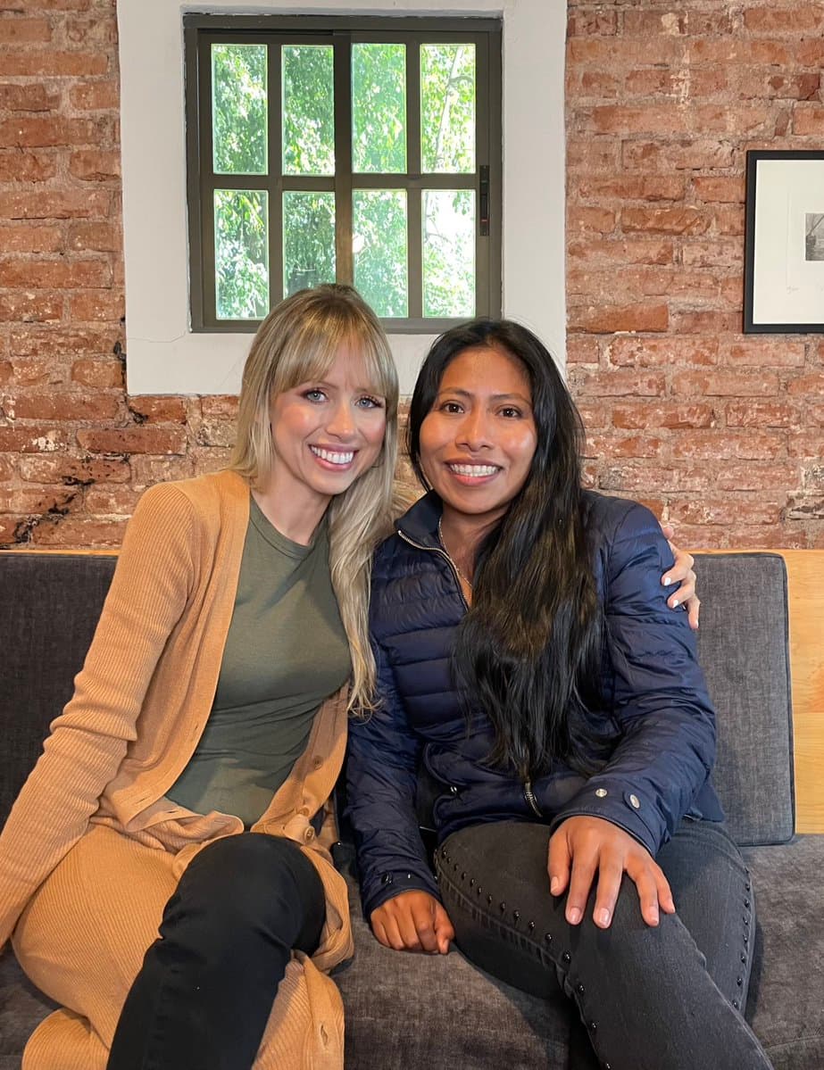 Yalitza Aparicio y Superholly se reúnen tras polémica por hablar inglés