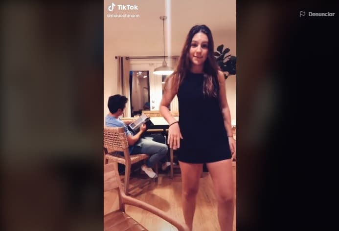 A través de un clip de TikTok que compartió en su cuenta, en donde aparece su hija Lorenza bailando, se puede ver cómo es el estilo de su comedor, en madera clara.