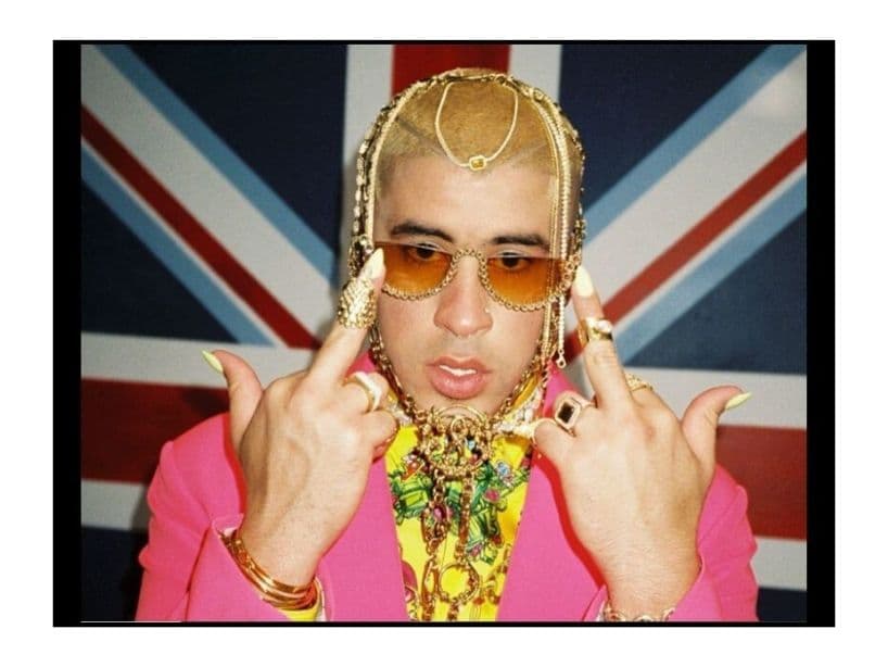 Bad Bunny ha roto paradigmas en el género urbano con su look andrógino.
