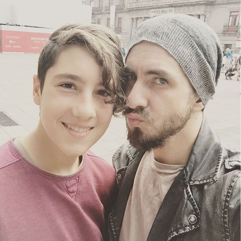 De acuerdo con el portal de la Revista Clase, Oscar Schwebel tuvo a Sebastián, fruto de su relación con su exesposa, la fotógrafa Olga Laris, en 2001.