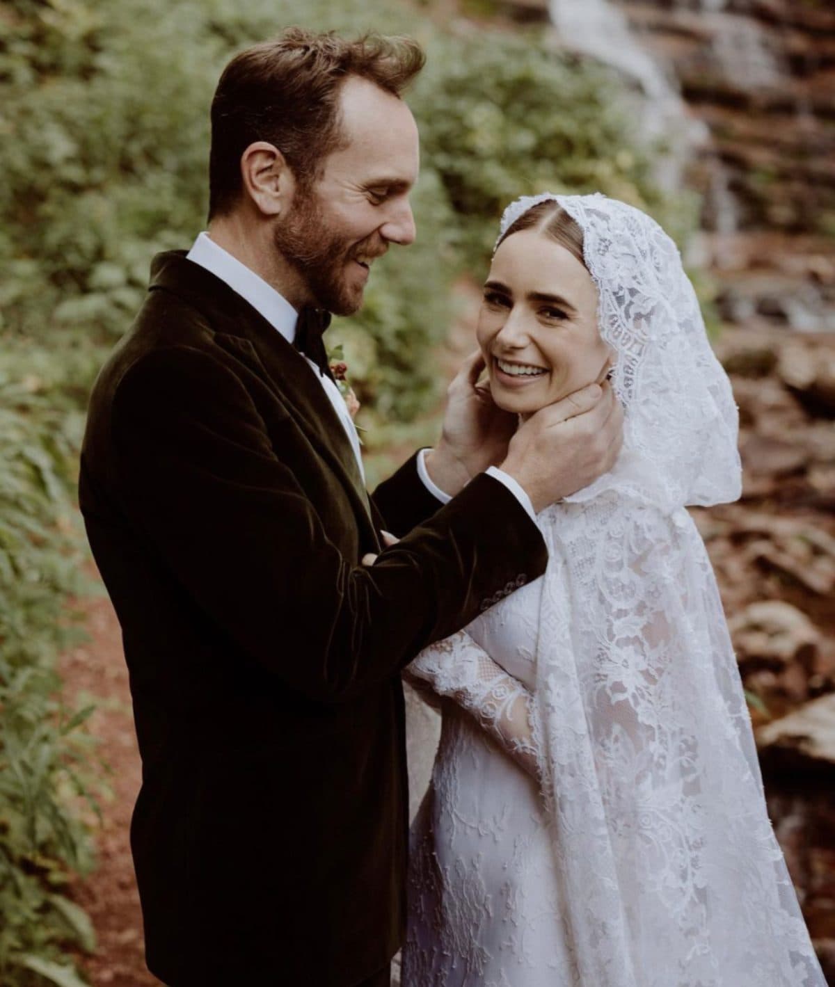 Lily Collins ya se casó y lo reveló con románticas fotos de su boda