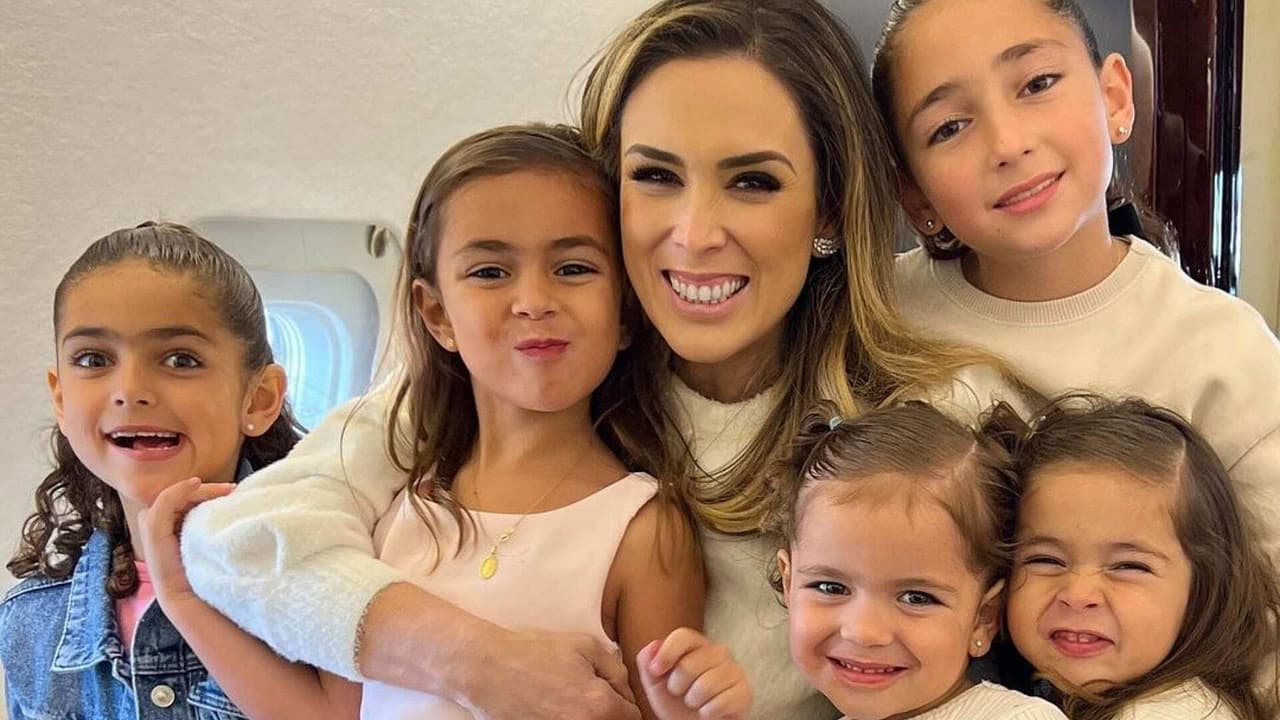 Hijas de Jacky Bracamontes enternecen al abrir su canal de YouTube