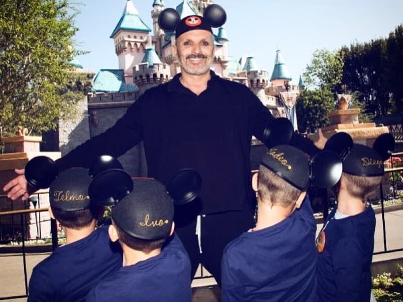 Miguel Bosé se convirtió en papá de dos pares de mellizos y no lo dio a conocer hasta años después. A través de sus redes sociales, compartió una imagen de sus niños y aseguró que fue chantajeado por una persona, él prefirió no caer y decidió mostrar el rostro de Tadeo, Diego, Ivo y Telmo.