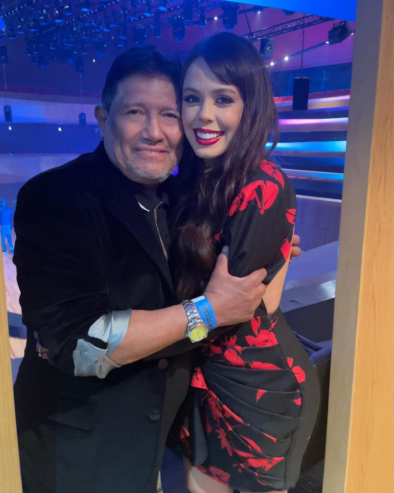 Juan Osorio revela que no ha tenido intimidad con su novia Eva Daniela.
