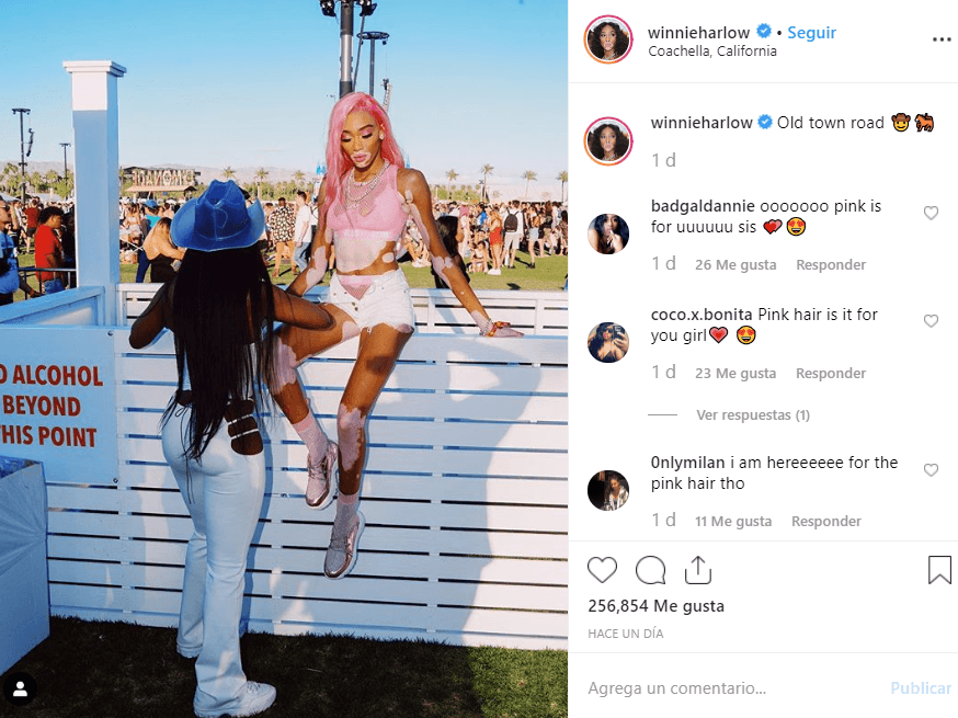 La modelo Winnie Harlow usó un 'crop top' rosa que combinó con unos shorts de mezclilla blancos. Sus tennis y calcetines rosas también hicieron juego con el color de su pelo.