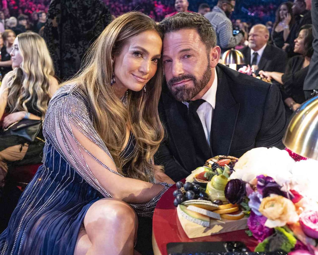 La cantante y el actor fueron captados en un momento incómodo que trataron de disimular en los Grammys.