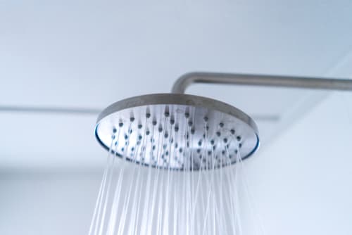 Un baño de agua fría es un remedio muy accesible que te ayudará a aliviar el malestar rápidamente.