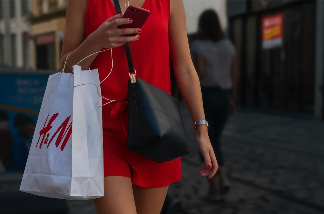 H&M tiene un programa de reciclaje para disminuir el impacto ambiental de sus procesos de producción.