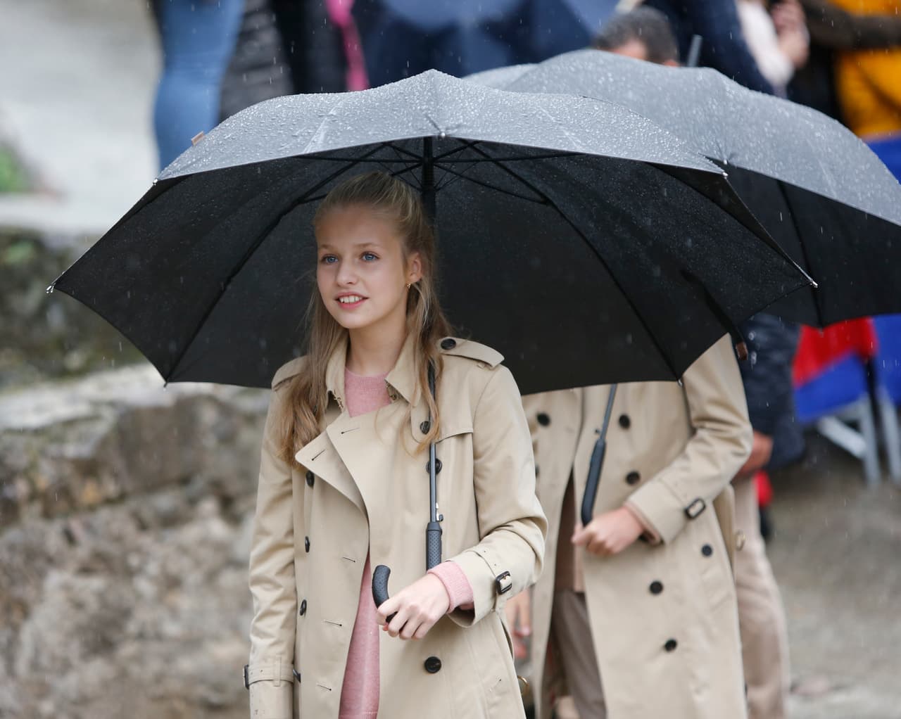 España mantiene sus ojos en Leonor de Borbón y en su próxima llegada a los 15 años y no solo por la popularidad de su título, sino por lo que su futuro reinado representa. La educación de su madre Letizia, y su visión feminista, dicta algo de lo que se podría esperar en Leonor, pues, al final de cuentas, será la primera reina por linaje en España de la nueva era.