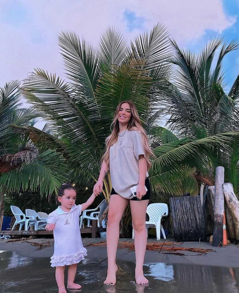 El 4 de noviembre de 2020, Kim compartió una foto en la que aparece luciendo una blusa holgada junto a su pequeña hija Kima, de casi dos años, presumiendo su visita a las playas de Colombia.