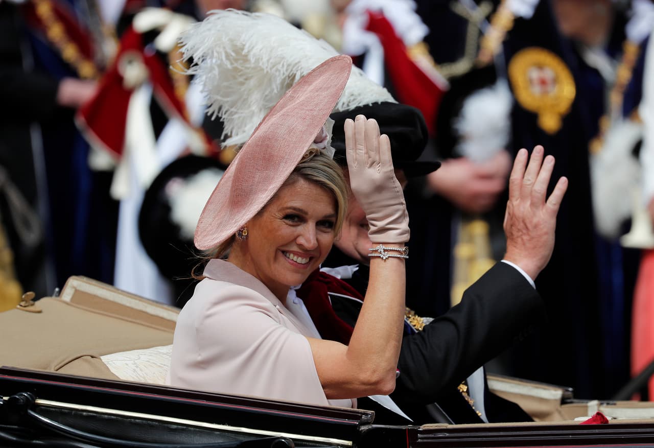 Por su parte, la reina Máxima arribó con un look rosa, con sombrero a tono con el protocolo de la Orden de la Jarretera.