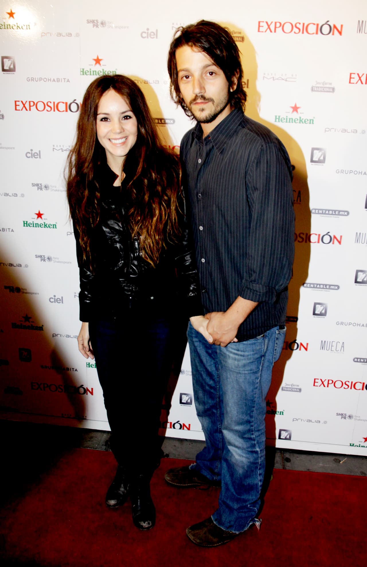 En el rodaje de una película, 
<b>Camila Sodi y Diego Luna</b> se conocieron en el 2007 y comenzaron a escribir una historia que concluyó tras seis años juntos y dos hijos. En el 2013, comenzaron los rumores de infidelidad por parte de Diego y ella tampoco se salvó. Se divorciaron pero, a través de sus redes sociales, se puede ver el amor que aun se tienen y eso se lo demuestran al pasar tiempo de calidad con sus retoños.