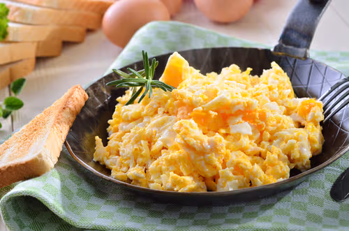 3. Huevo revuelto. Con jamón de pavo, a la mexicana o con verduras como espárrago o espinaca, este se convierte en un desayuno muy saludable y fácil de preparar.