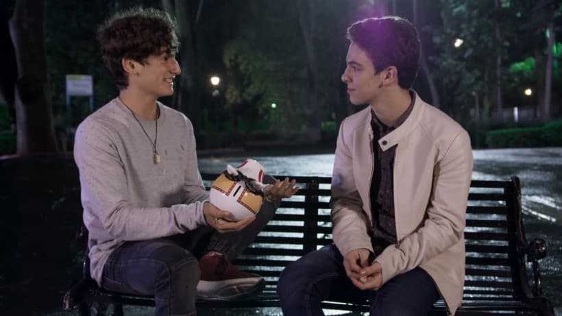 Cuando decide confesárselo, Aristóteles lo rechaza, pues asegura no ser homosexual, pero apoya a su amigo, defendiéndolo de las burlas de los compañeros de la escuela y en un momento finge ser homosexual para que la sociedad acepte a Temo.