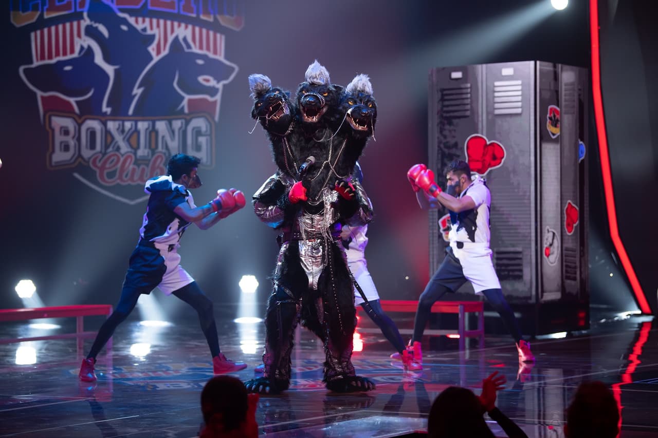 Cerbero atemorizó al público con su voz profunda y tres cabezas; sin embargo, también despistó por su voz aguda al cantar temas como 'Yo Perreo Sola', de Bad Bunny y 'The Fox (What Does The Fox Say?)', de Ylvis.