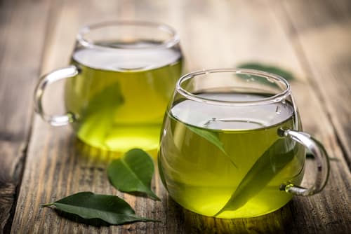 Hierve hojas de té verde, deja que se enfríe y después aplícalo en tus pestañas con un algodón.