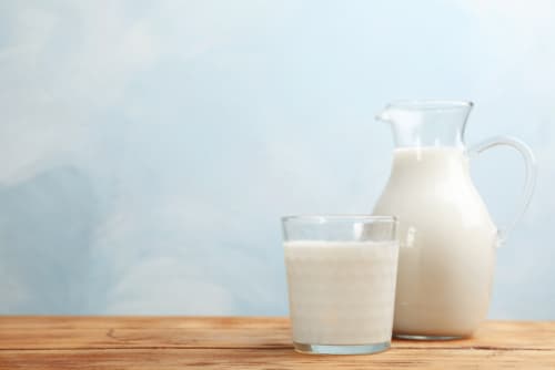 Si no tienes yogurt, la leche puede tener el mismo efecto sobre la quemadura. Asegúrate de que sea leche entera porque los ácidos grasos son los que ayudan a aliviar la quemadura. Puedes remojar una toalla de leche y aplicarla con cuidado sobre la piel.