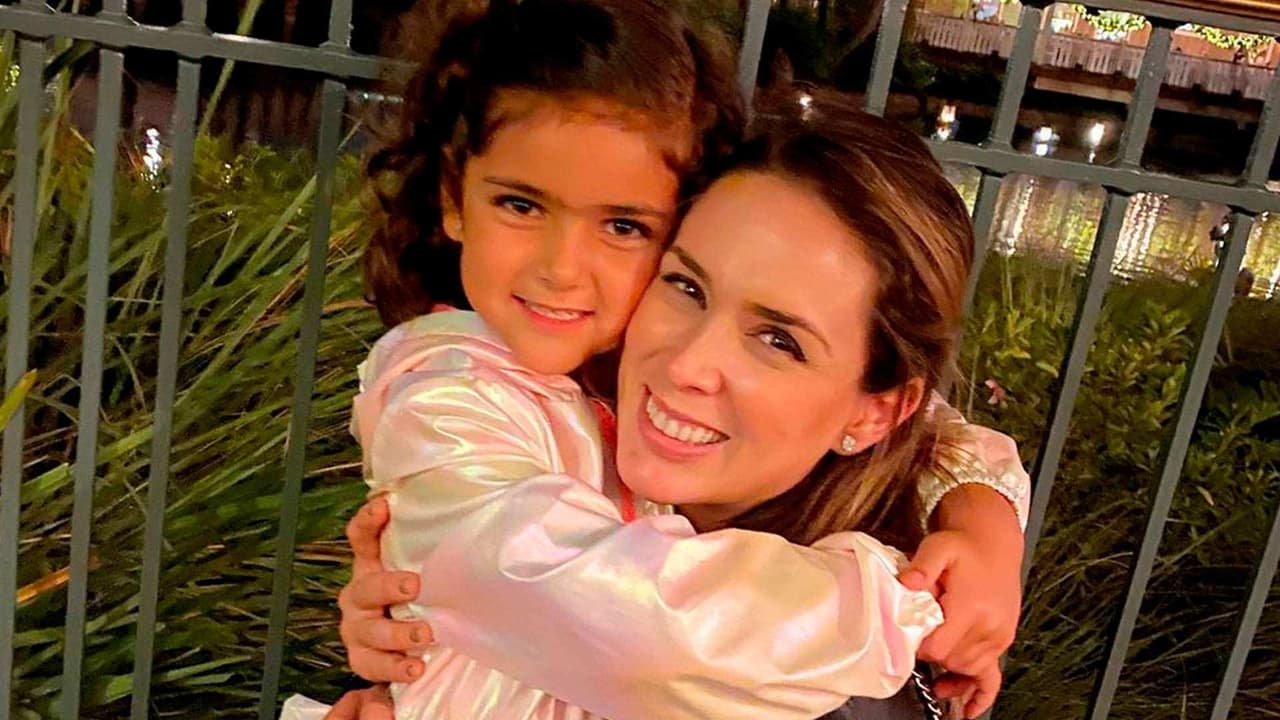 Jacky Bracamontes presume con orgullo que su hija Carito ya comenzó a leer