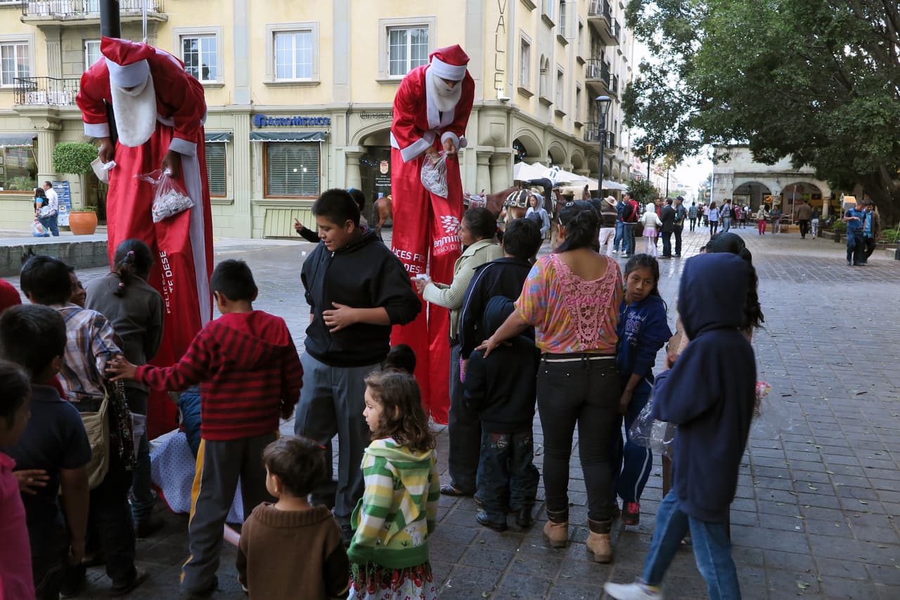 En Oaxaca se respira el aire tradicional; aquí no faltan las posadas comunitarias, eventos al aire libre y puedes encontrar infinidad de lugares para comer