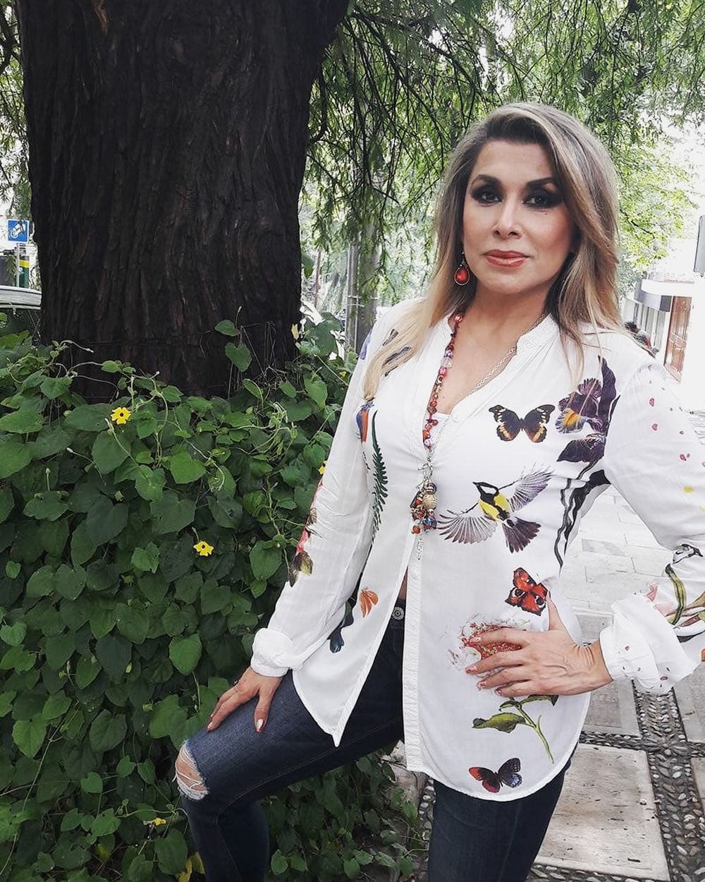 Durante una entrevista a una revista de espectáculos, la cantante Dulce declaró que tanto ella como su hija y otros miembros de su familia han tenido encuentros con OVNIS y extraterrestres. La también actriz relató que ella sabe que los seres de otro planeta están camuflados entre la gente; confesó que a los 10 años presenció el aterrizaje de un platillo volador que apareció en las noticias al día siguiente, y que a los 15 años, cuando iba con un amigo por carretera en Monterrey, una luz brillante los persiguió y luego desapareció.