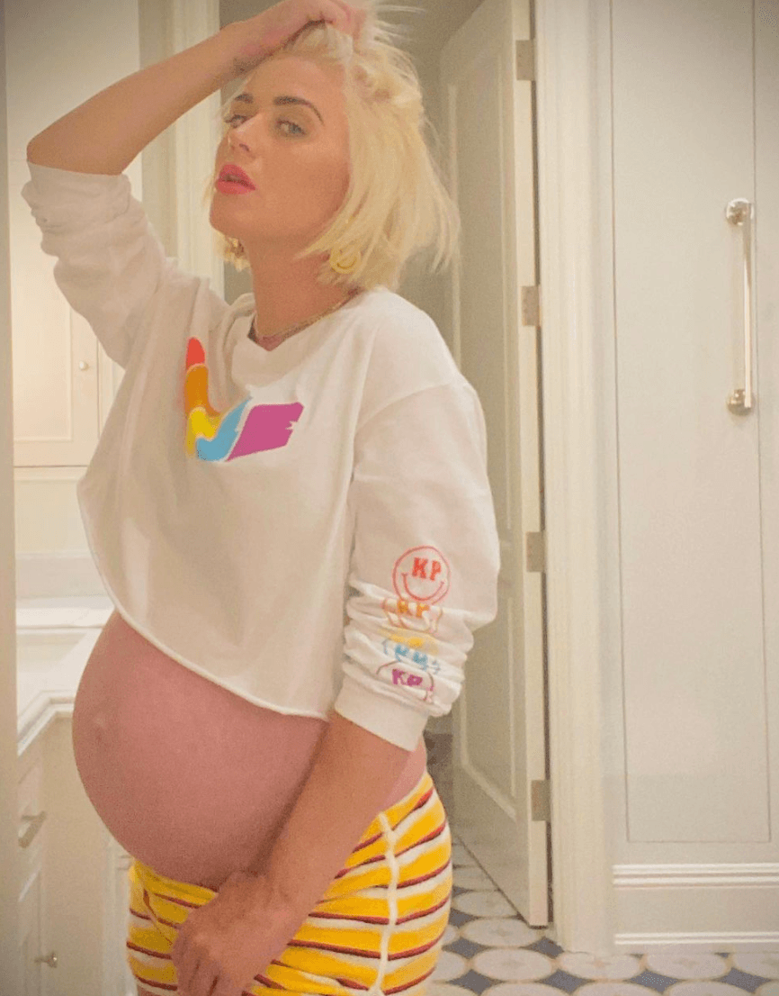 Con una tierna foto de la manita de su bebé, 
<b>Katy Perry</b> anunció la llegada de su primera bebé, Daisy Dove Bloom. 
<br>
<br>La primera hija de la cantante y Orlando Bloom llegó el 27 de agosto, pero hasta el momento han preferido ser muy reservados y no han mostrado la carita de su pequeña. Fue a través de su video musical “Never Worn White” que confirmó los rumores de su embarazo.
<br>
<br>Recuerda que este domingo 9 de mayo llega 'Madres Divinas', un especial para celebrar a las reinas del hogar a las 7:00 p.m., por Las Estrellas.