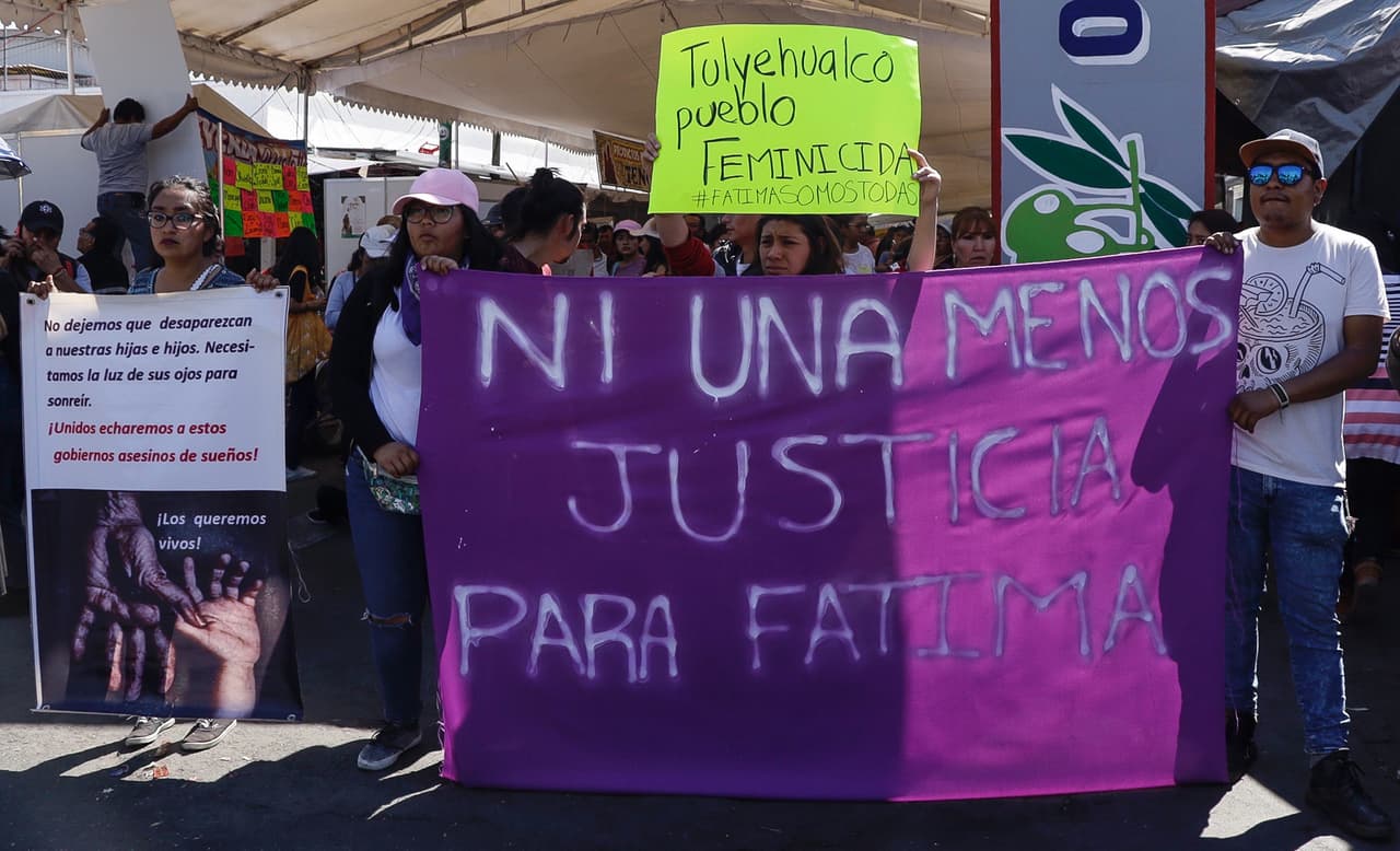 200217091. Ciudad de México, 17 feb 2020. (Notimex-Paola Hidalgo).- En las inmediaciones de la escuela primaria Enrique C. Rebsamen, padres de familia bloquean calles aledañas, pidiendo justicia para Fátima, niña que fue asesinada y cuyo cuerpo fue encontrado en la alcaldía de Tlahuac. Ciudad de México, 17 de febrero de 2020. NOTIMEX/FOTO/PAOLA HIDALGO/PHG/CLJ