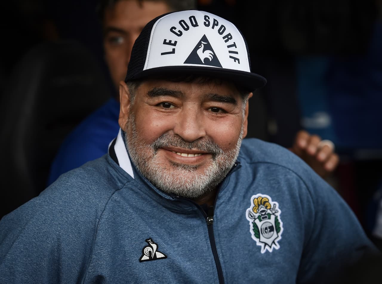 El mundo deportivo está de luto ante la inesperada muerte de 
<b>Diego Armando Maradona</b>, quien falleció este 25 de noviembre a causa de un paro cardiorrespiratorio. Recientemente había cumplido 60 años. 
<br>
<br>No solo fue conocido por su exitosa carrera deportiva, también el deportista y director técnico argentino llamó la atención por sus numerosas relaciones sentimentales. Tuvo varias novias y amantes, pero llegó al altar en una sola ocasión.
<br>
<br>Aquí un recuento de su historial amoroso: