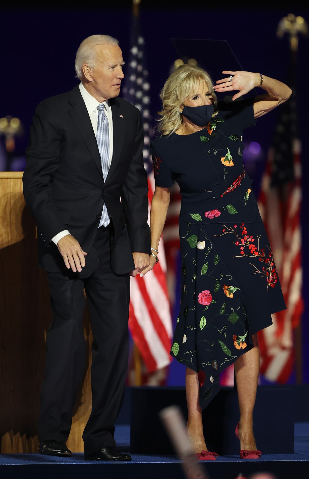 Se trata de un vestido de largo midi, parte de la colección Resort 2020 de Oscar de la Renta, el cual fue diseñado con una mezcla de tela de lana con flores bordadas y particular drapeado a lo largo de la prenda.