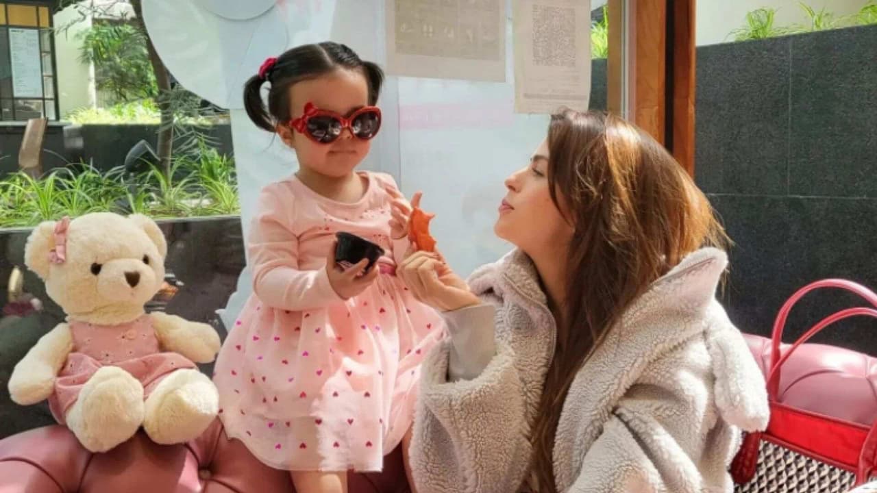 Claudia Álvarez le pone 'pelos' al chupón de Kira y la hace llorar