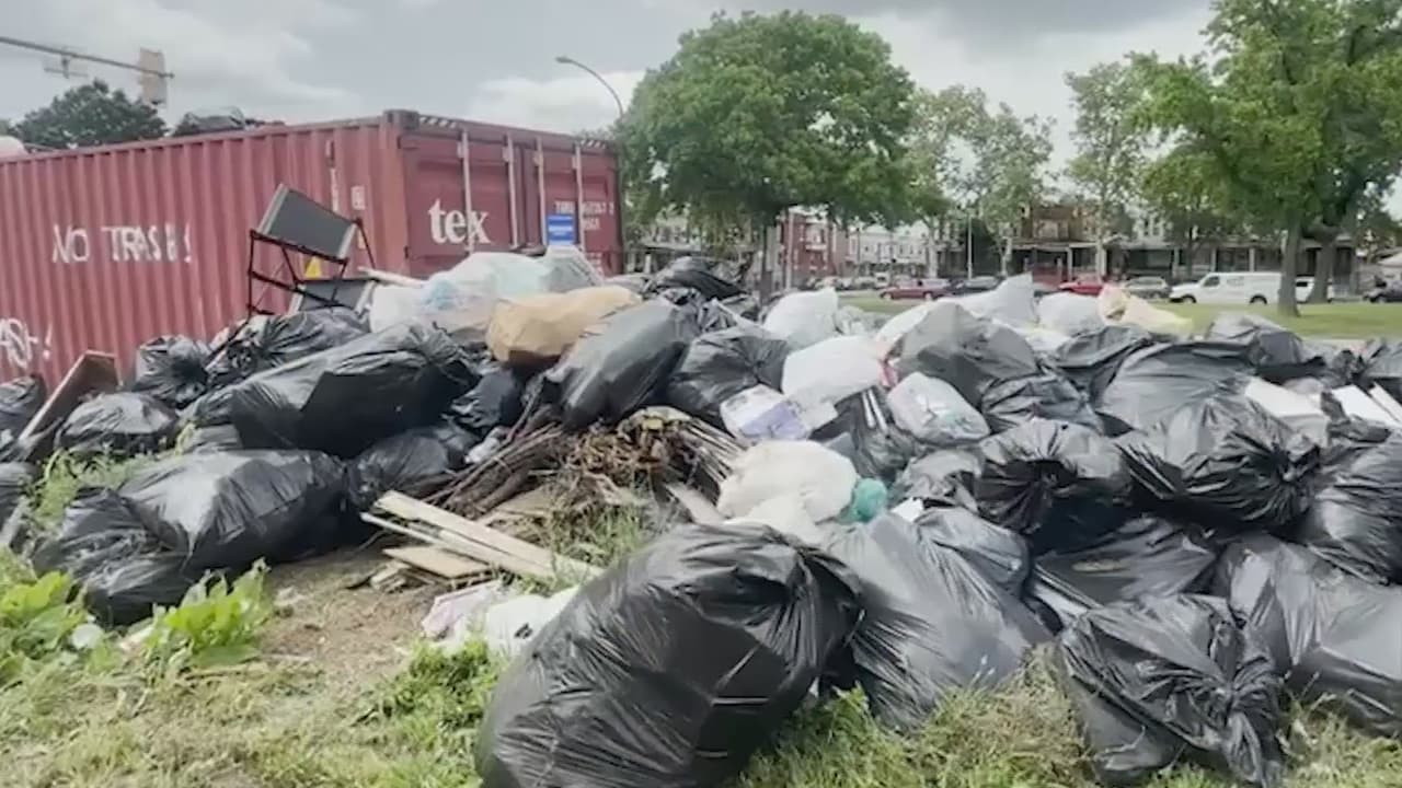 “Van más de 100 pies”: piden fin de huelga en Filadelfia ante acumulación de basura y malos olores