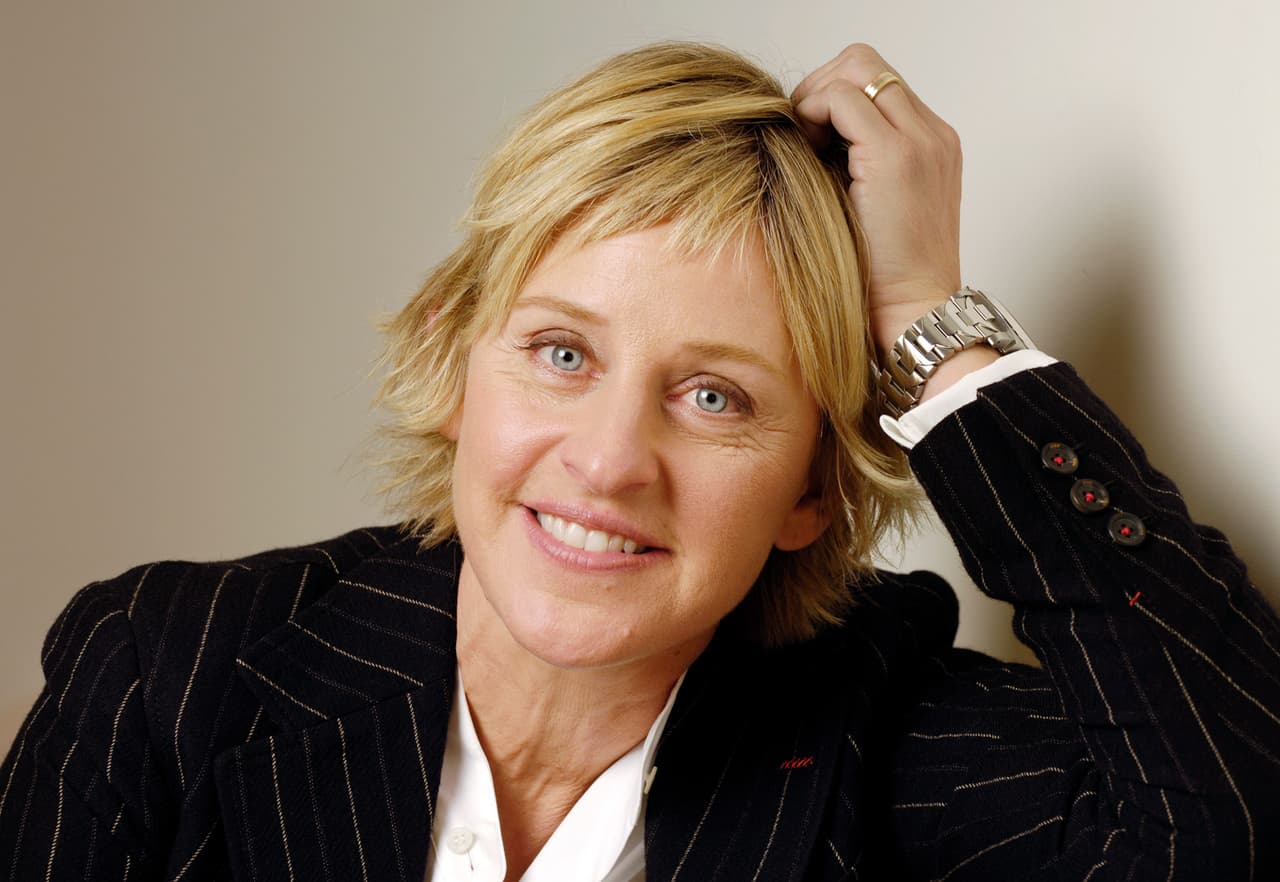 Ellen DeGeneres: *En un episodio de su propia serie de comedia* El 30 de abril de 1996, la comediante estadounidense salió del clóset durante un capítulo de su serie Ellen, en el cual se interpretaba a Ellen Moran, una gerente de una librería que poco a poco entendía y abrazaba su homosexualidad. Una semana más tarde, la comediante apareció en la portada de la revista TIME y dio una entrevista que tituló la portada: Sí... Soy gay.