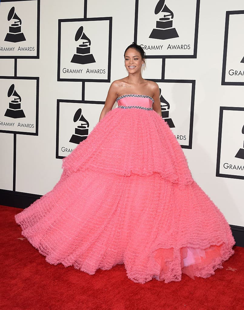 En el 2015, Rihanna volvió loco a Internet con colosal look en color rosa pastel de Giambattista Valli Couture con el que la cantante no solo recibió todas las miradas de los presentes, sino también una cantidad de memes inspirados en su gigantesco vestido.