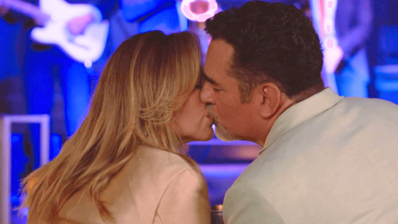 Manuel cae en la tentación con Roberta | Los Hilos del Pasado | Capítulo 37