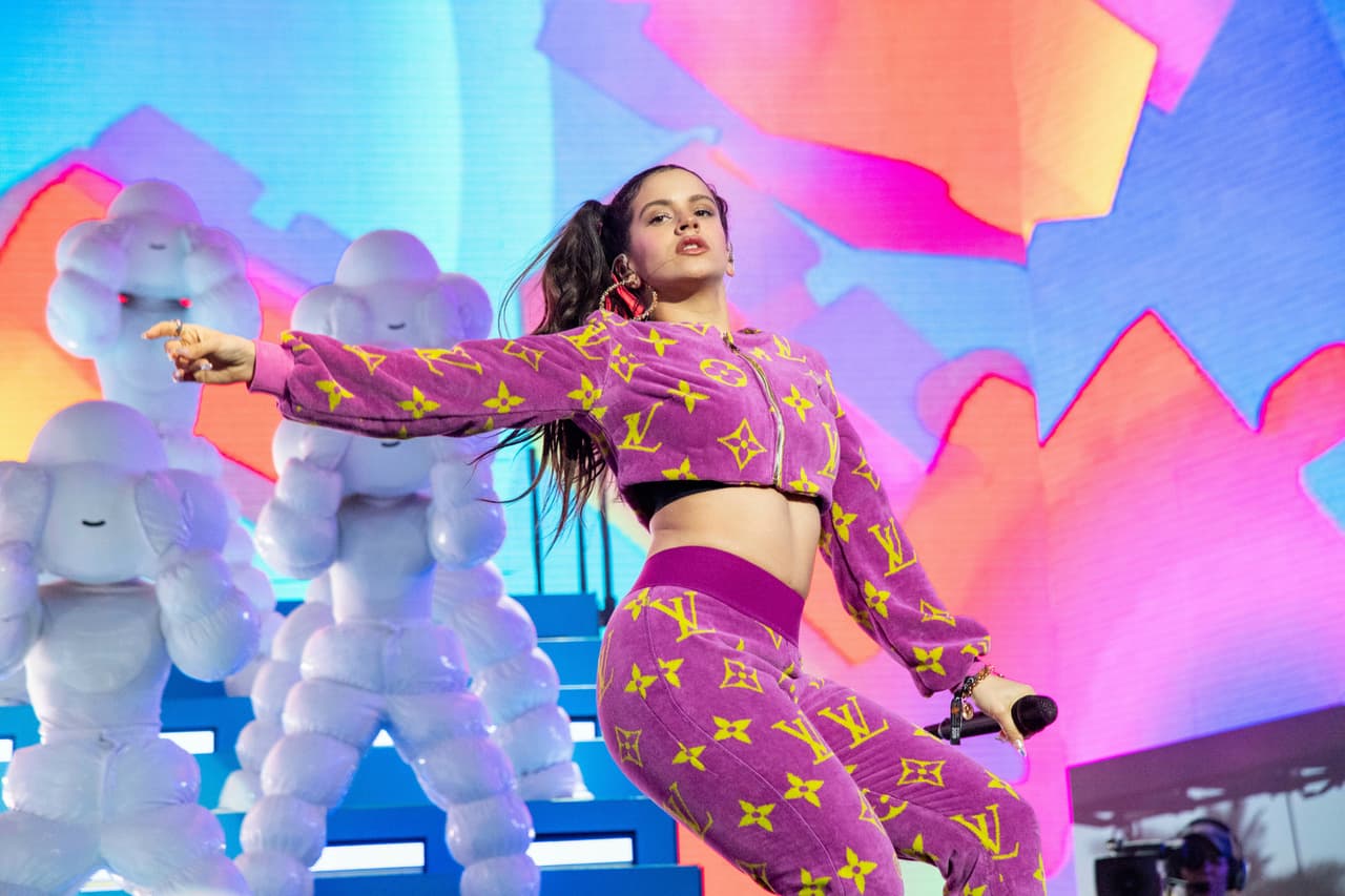 En cuanto a moda, llama la atención su guardarropa conformado por prendas de reconocidas firmas como Louis Vuitton, un estilo que ha logrado conseguir gracias a su stylist, Samantha Burkhart, quien también trabaja para Billie Eilish y Katy Perry.