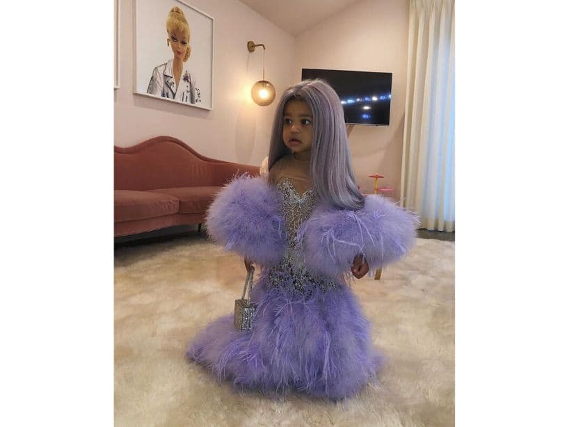 Stormi imitó la vestimenta, maquillaje y peinado que su madre, Kylie Jenner, utilizó en la Met Gala de este año; Jenner compartió la foto en sus redes sociales.