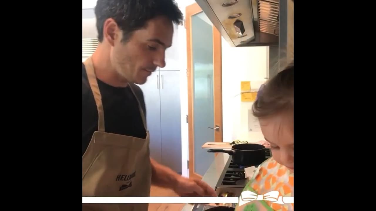 Y como casi todos en esta cuarentena, Ochmann ha tratado de buscar hacer actividades divertidas junto a sus hijas. En esta ocasión, pasa el tiempo con Kailani, con quien ha compartido varias historias en su cuenta oficial de Instagram, en las que aparecen en la cocina, la cual está forrada por electrodomésticos de acero inoxidable.