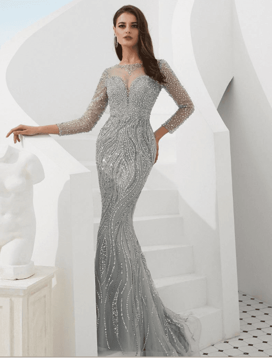 En 2019 seguirán siendo tendencia los vestidos con glamour, corte sirena y acabados en pierdas plateadas.