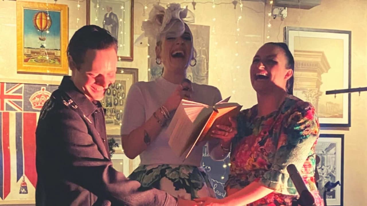 Adele oficia la boda de sus amigos y muestra su drástica pérdida de peso