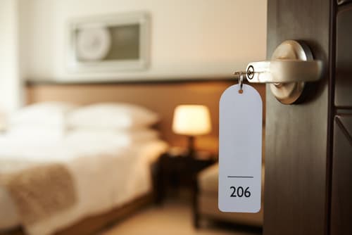 3. Antes de reservar un hotel, llama y pregunta si hay algún cargo adicional, pues suele ser muy común.