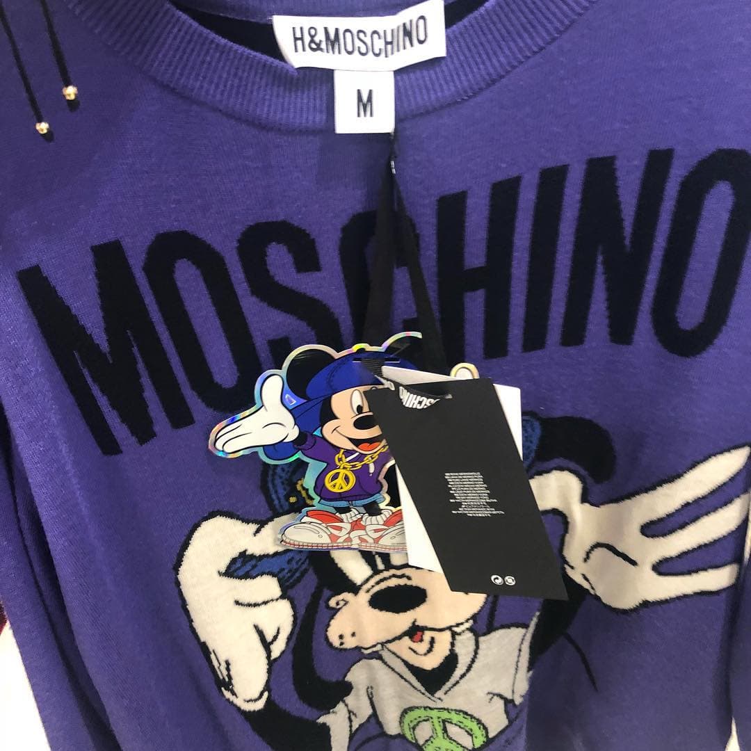 Pero Mickey no está solo, tiene muchos amigos, y Moschino rescató al mejor de ellos en uno de sus diseños de aniversario: ‘Goofy’