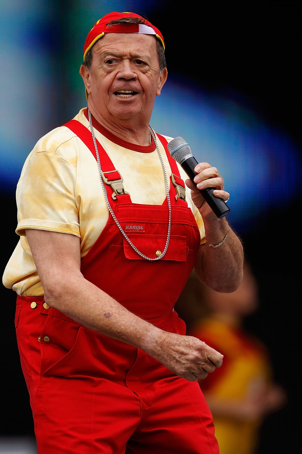 Su inmortalidad va más allá de los memes, y es que Xavier López no sólo es el actor y conductor que más generaciones tienen presente (64 años interpretando a Chabelo), también tiene una vida personal impresionante y llena de sorpresas. Como que nació en Chicago, fue reclutado en el Ejército de Estados Unidos a los 18 años, estudió medicina en la UNAM y ejerció por cuatro años en un sanatorio particular del que era socio. Todo eso antes de dedicarse por completo a su verdadera pasión: el espectáculo.